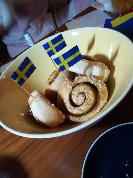 WikiGap 2019 名古屋の準備で用意したスウェーデン国旗の刺さったシナモンロール