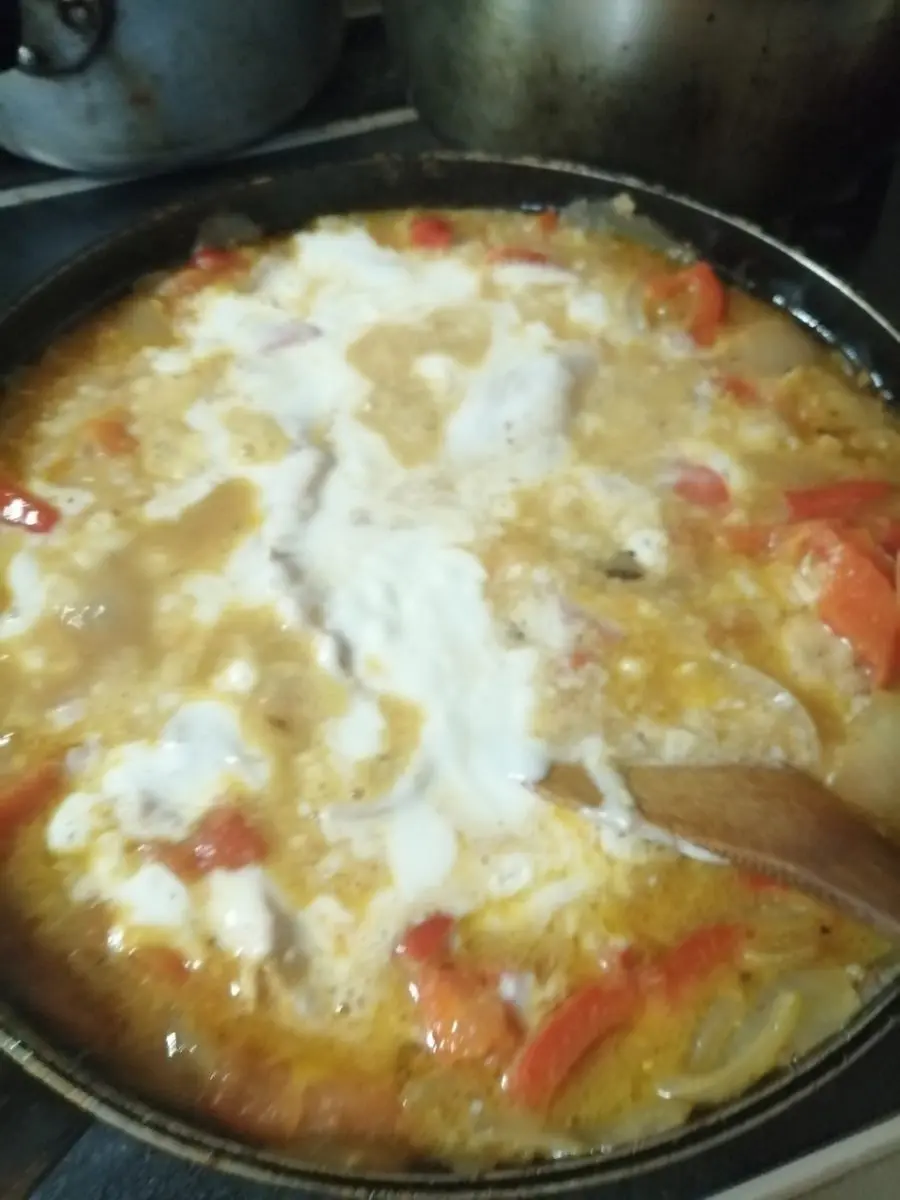 チキンパプリカッシュの調理過程：生クリームとソースを加えて煮込んでいる様子