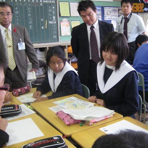 安城市内の某中学校にて。左は安城市教育委員会教育長本田吉則氏