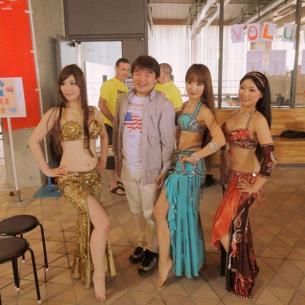 With a belly dance woman
ベリーダンスを踊られた三名の女性に囲まれて