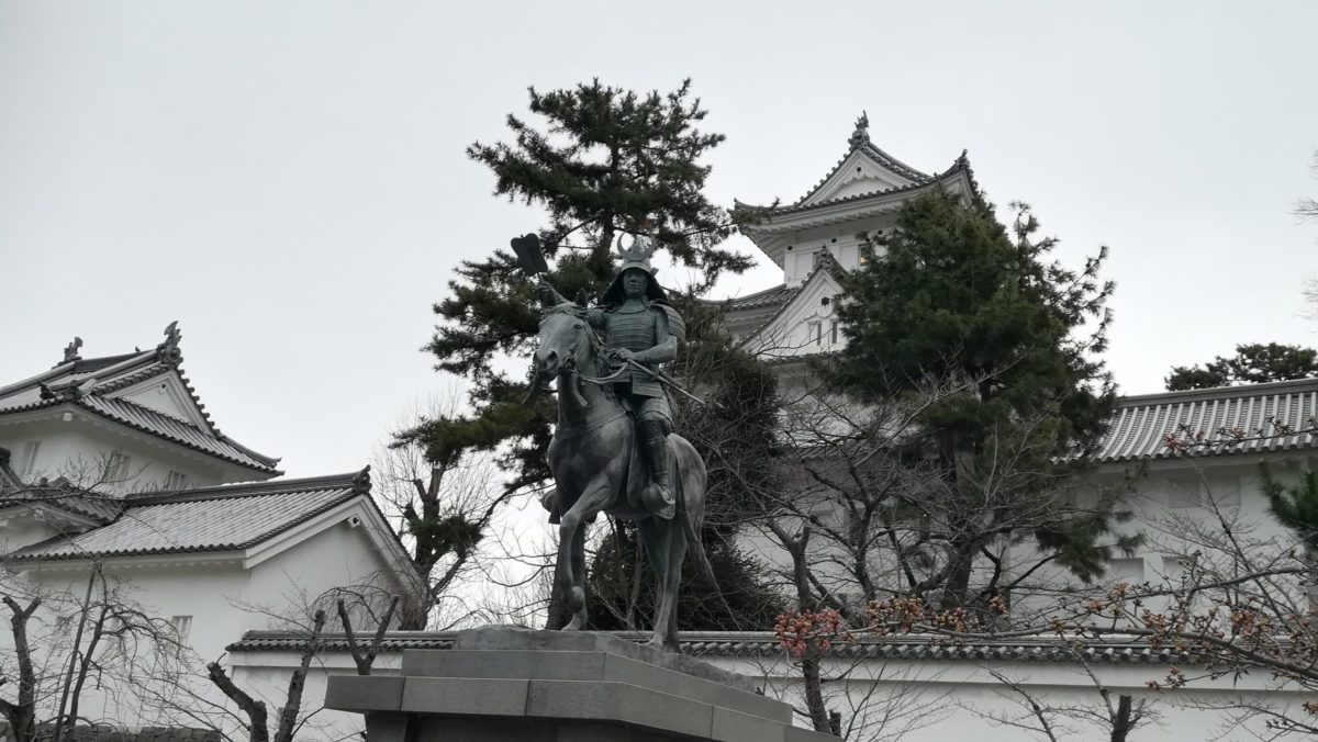 大垣城と銅像と松の樹 Ogaki Castle, statue and pine tree