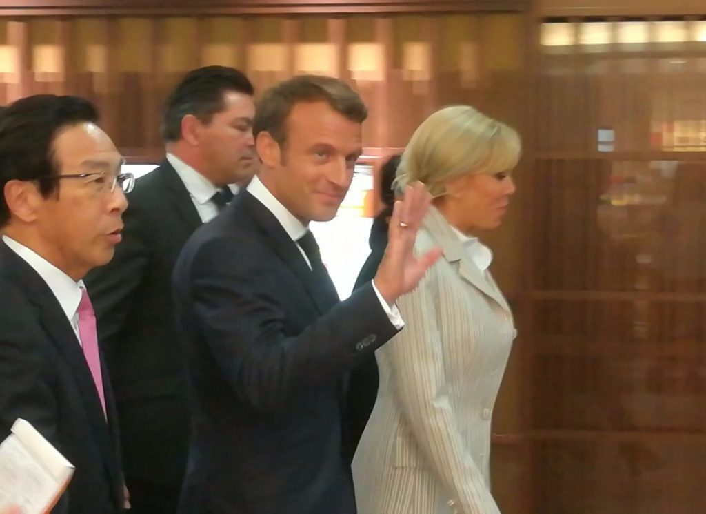 エマニュエル・マクロン 第25代フランス共和国大統領 と夫人ブリジット・マクロンを伴って、新幹線で京都駅に到着。