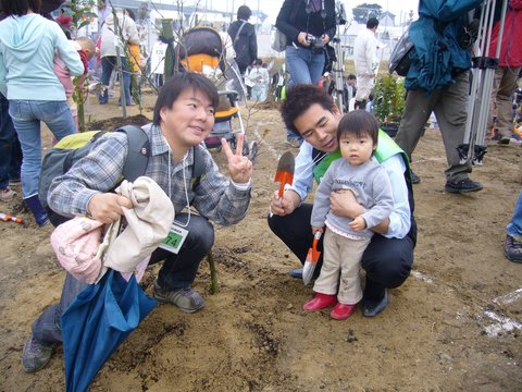 2008年11月15日、安城市の倉西公園 池浦西公園で植樹祭が行われました。この植樹祭には、私、榊原平さん、娘の美和子さん、民主党愛知１３区総支部長の大西健介さんの画像