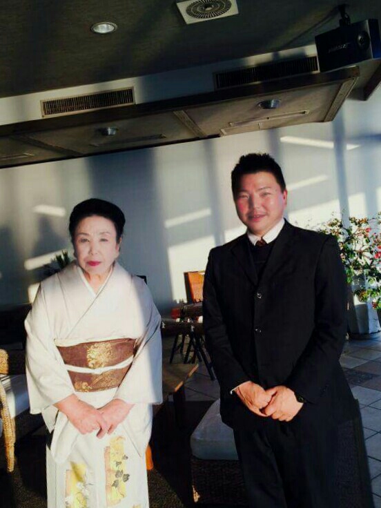 2016年1月3日、愛知県の三河湾にある日間賀島ホテルで、千景の会の浅井大美子と榊原平が並んでいる写真