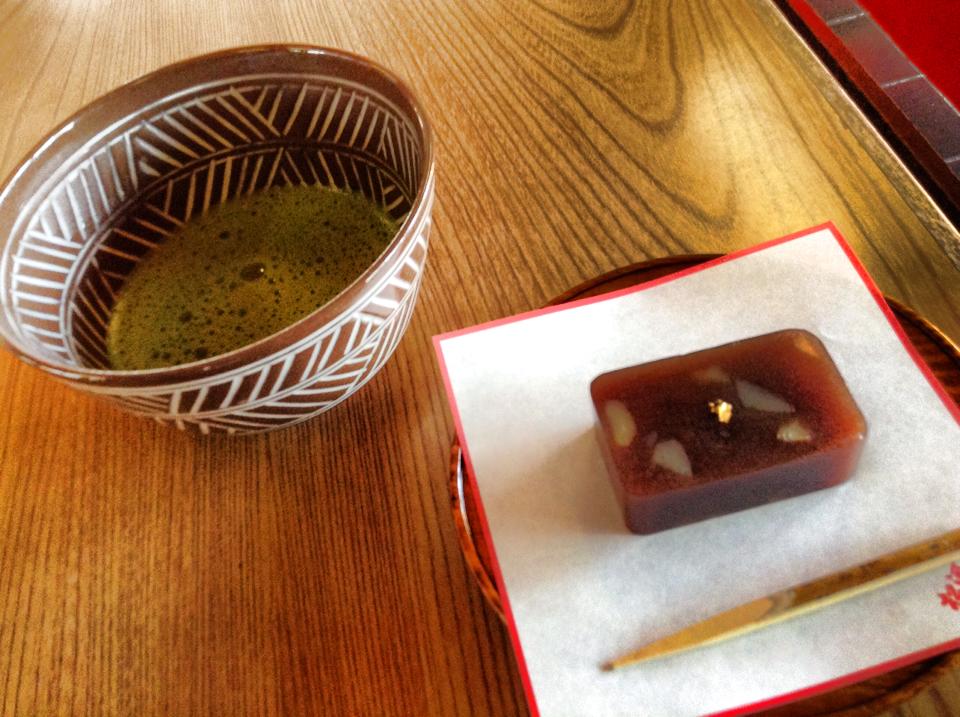お茶を お茶と羊羹  蝋梅の花と名古屋城を眺めながら2014年1月26日