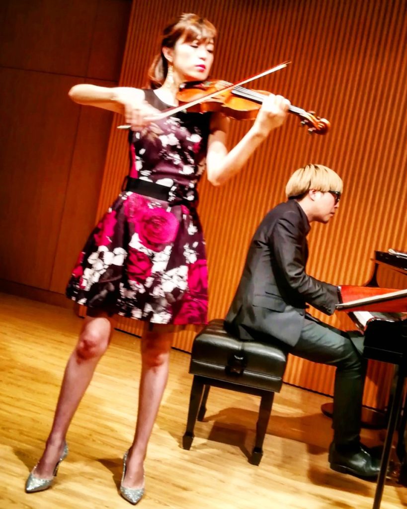 バイオリンとプアのの演奏 薔薇のドレスがとても素敵 vn 水野紗希 さん