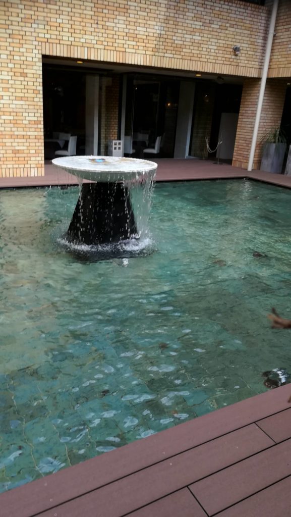 ホテル サンプラザシーズンズの池と噴水の画像