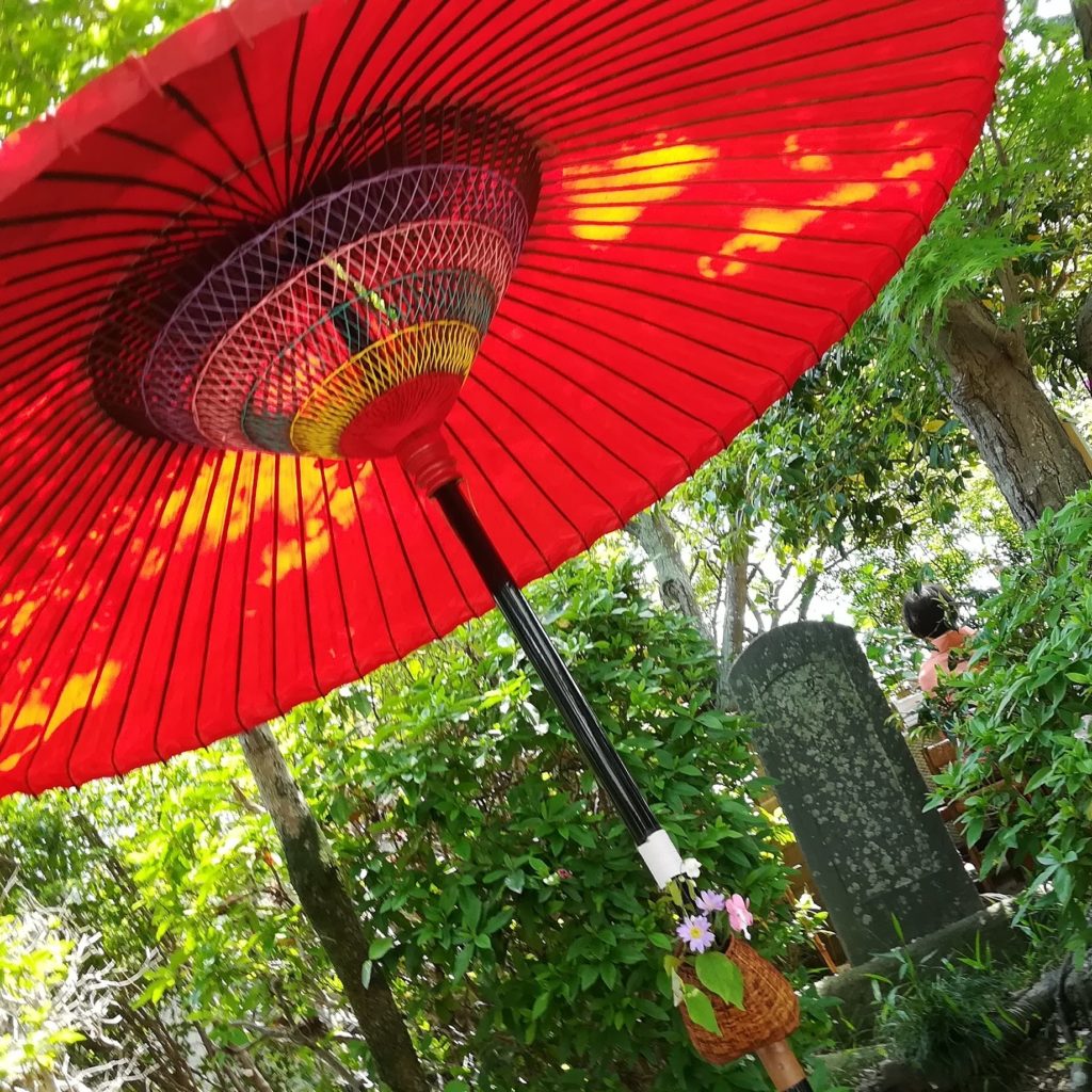 赤い傘 在原寺 知立八橋の旧鎌倉街道沿い