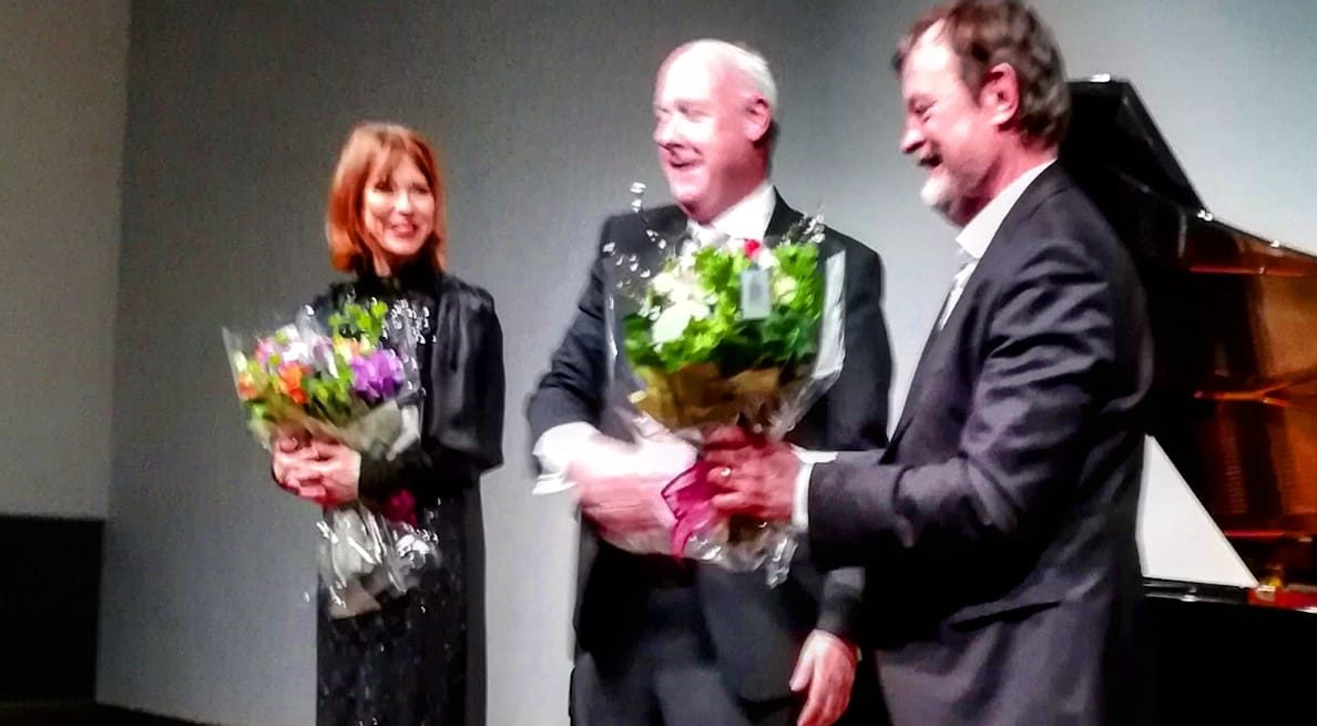 デンマーク人ピアニストKatrine Gislinge氏とデンマーク人の現代音楽の作曲家Bent Sørensen氏?二人をお祝いするスヴェイネ大使。