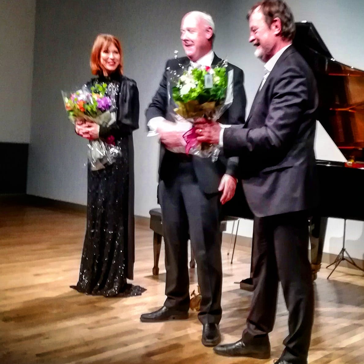 デンマーク人ピアニストKatrine Gislinge氏とデンマーク人の現代音楽の作曲家Bent Sørensen氏💕二人をお祝いするスヴェイネ大使。