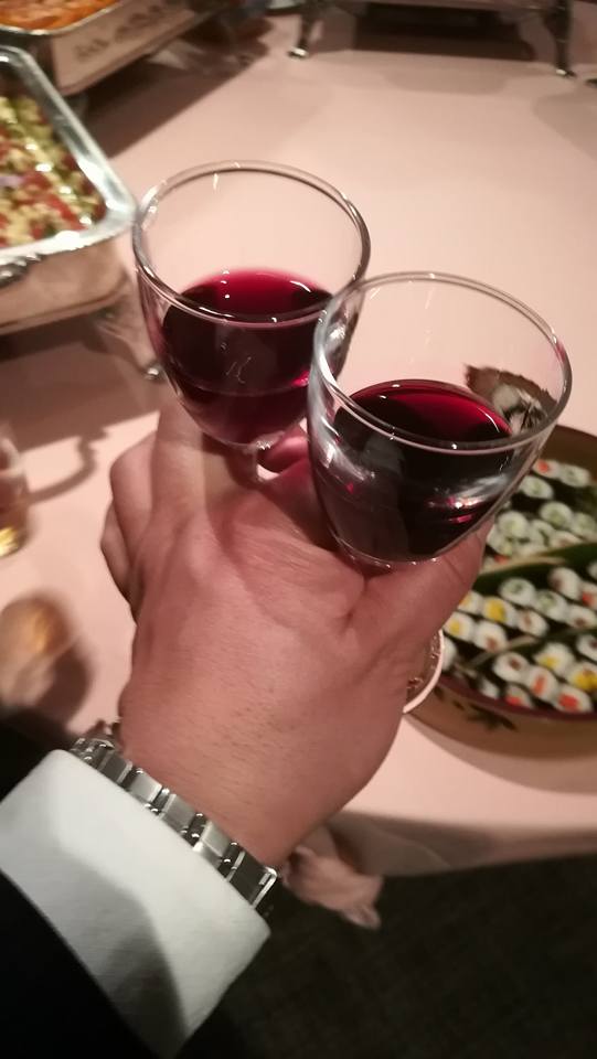 2杯のワインのグラスを持つ手 UNEPフォーラム2018