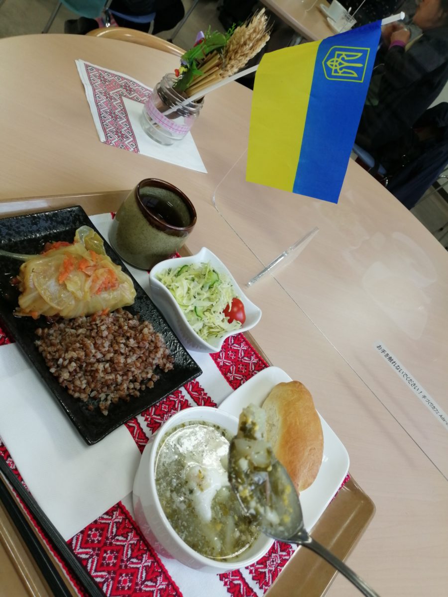 ウクライナの国旗 ua-mama さんの手作りの ウクライナ料理 のグリーン・ボルシチ とロールキャベツ、ピロシキをランチ