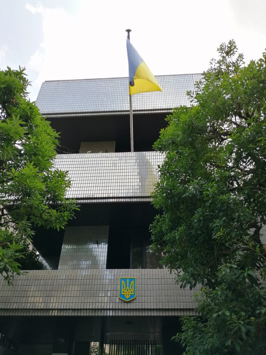 在日ウクライナ大使館 正面 ウクライナ国旗掲揚