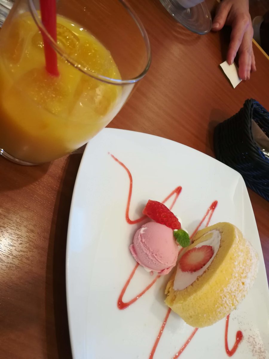 ロールケーキ ストロベリーアイス オレンジジュース 第87回独立展の作品を観に 三重県文化会館へ