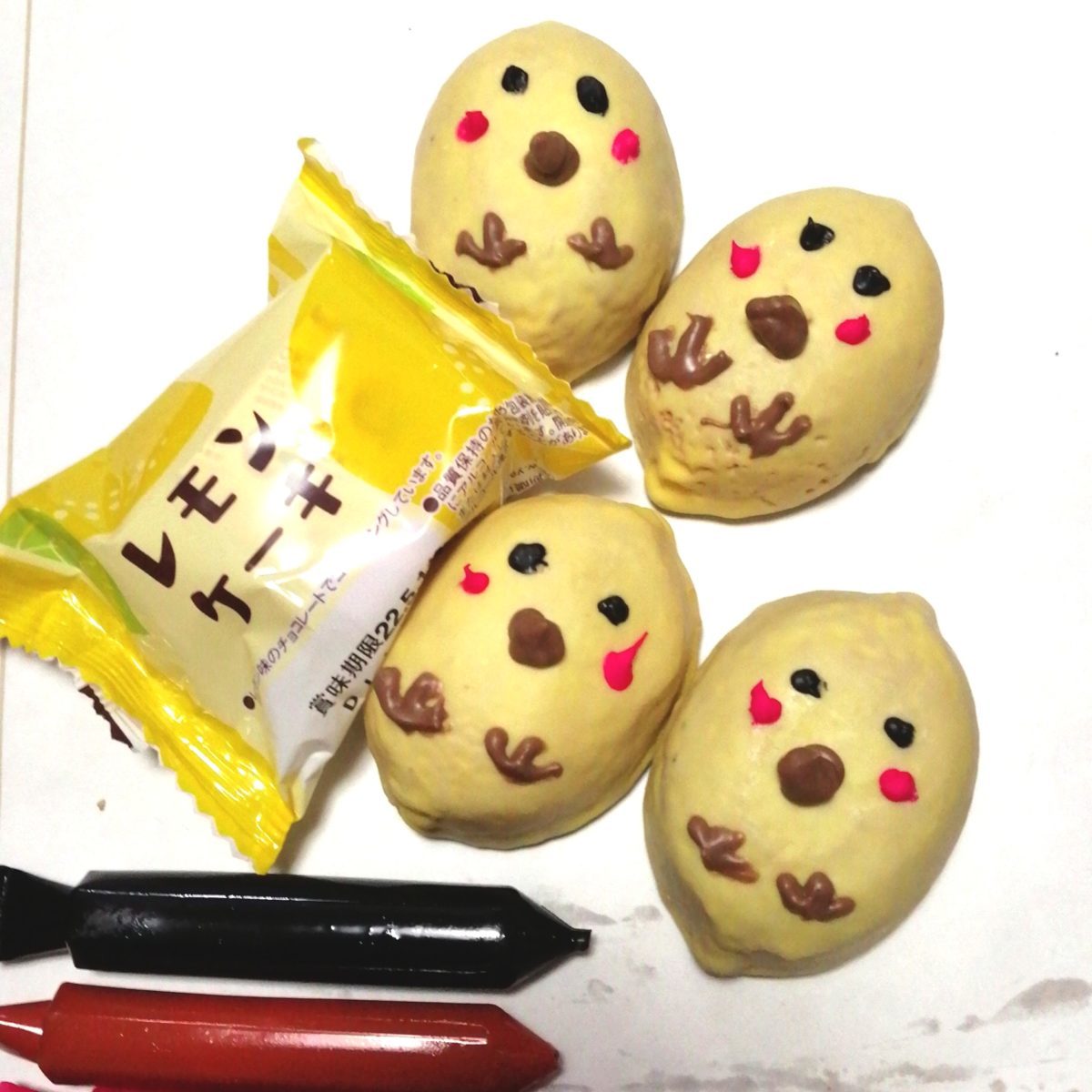Happy Easter 2022:レモンケーキでヒヨコを描く。