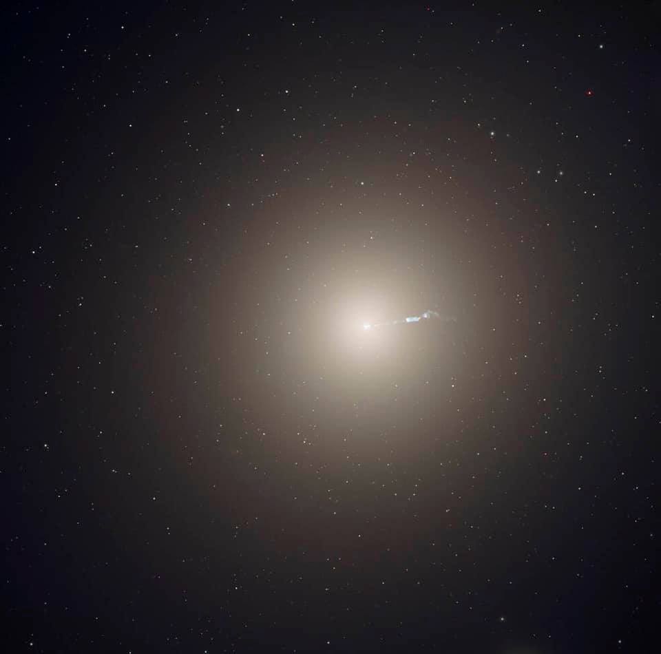 M87銀河中心部から右方向にジェット