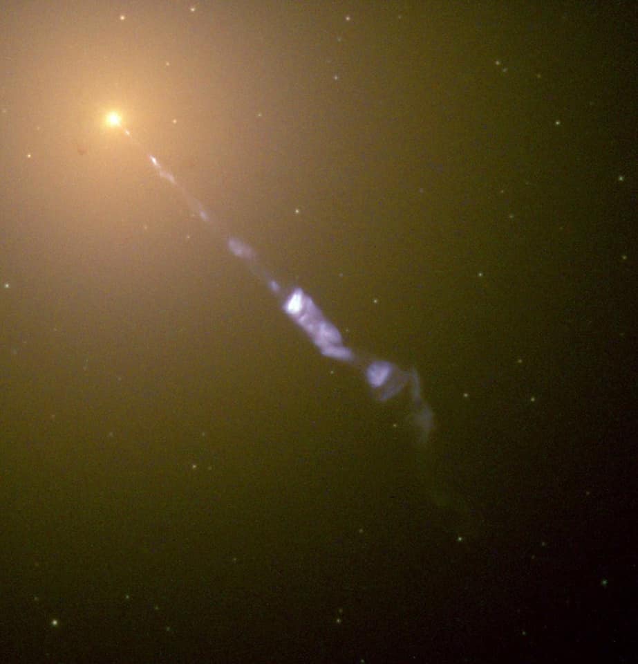 M87銀河中心部から右方向にジェット