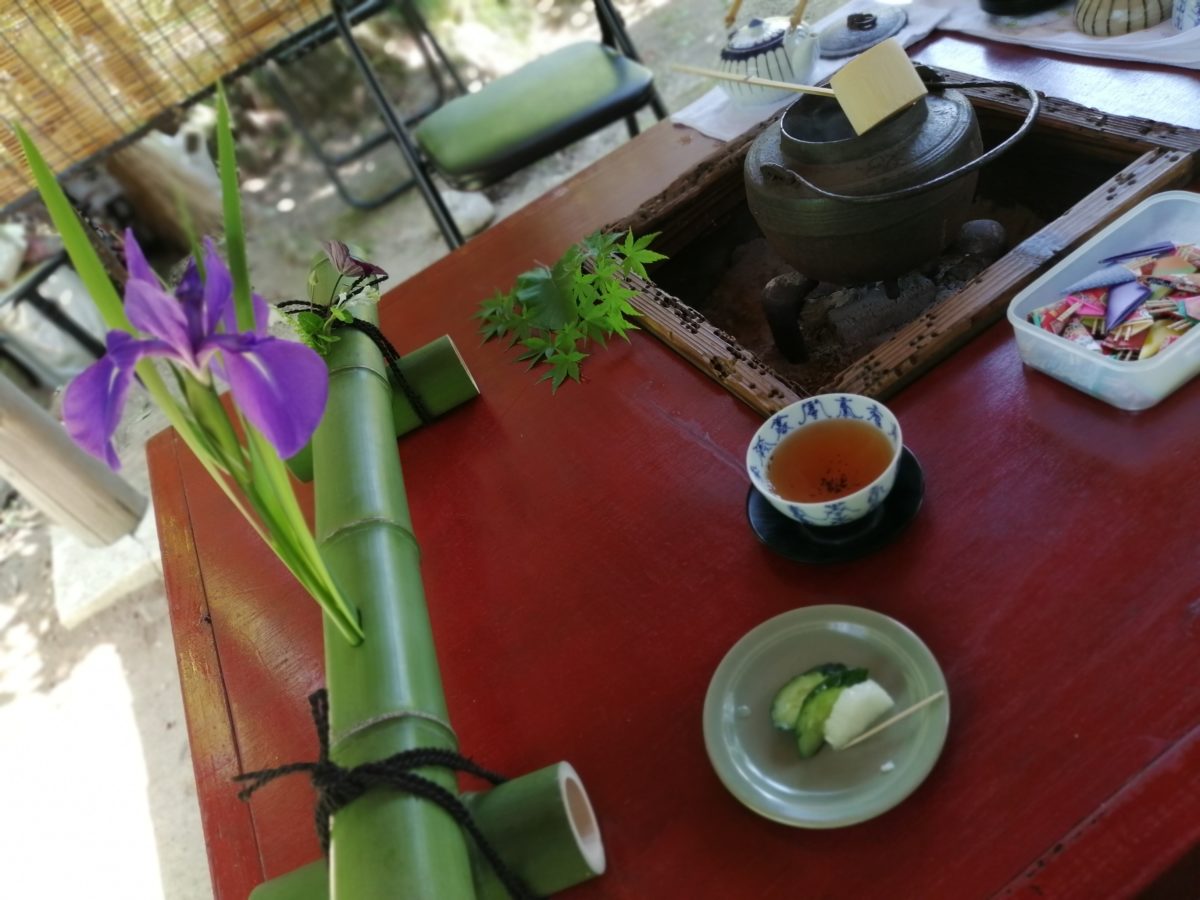 茶釜とかきつばたと竹の花器 第12回一人茶会 八橋 在原寺へ 5月5日, 2022年