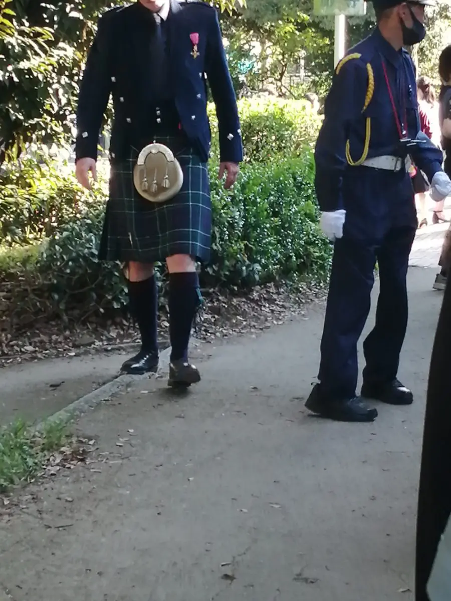 キルトを着用した男性の全身