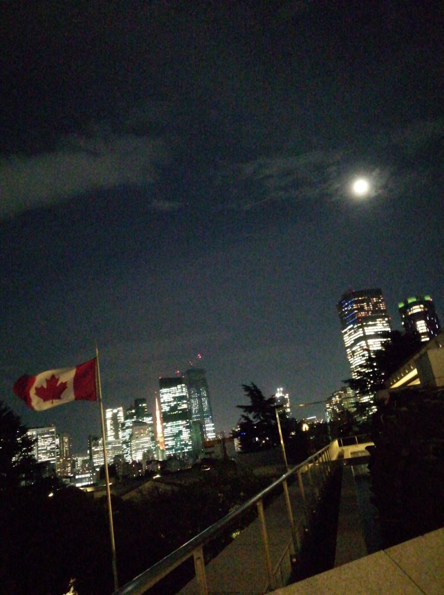 カナダ大使館と月