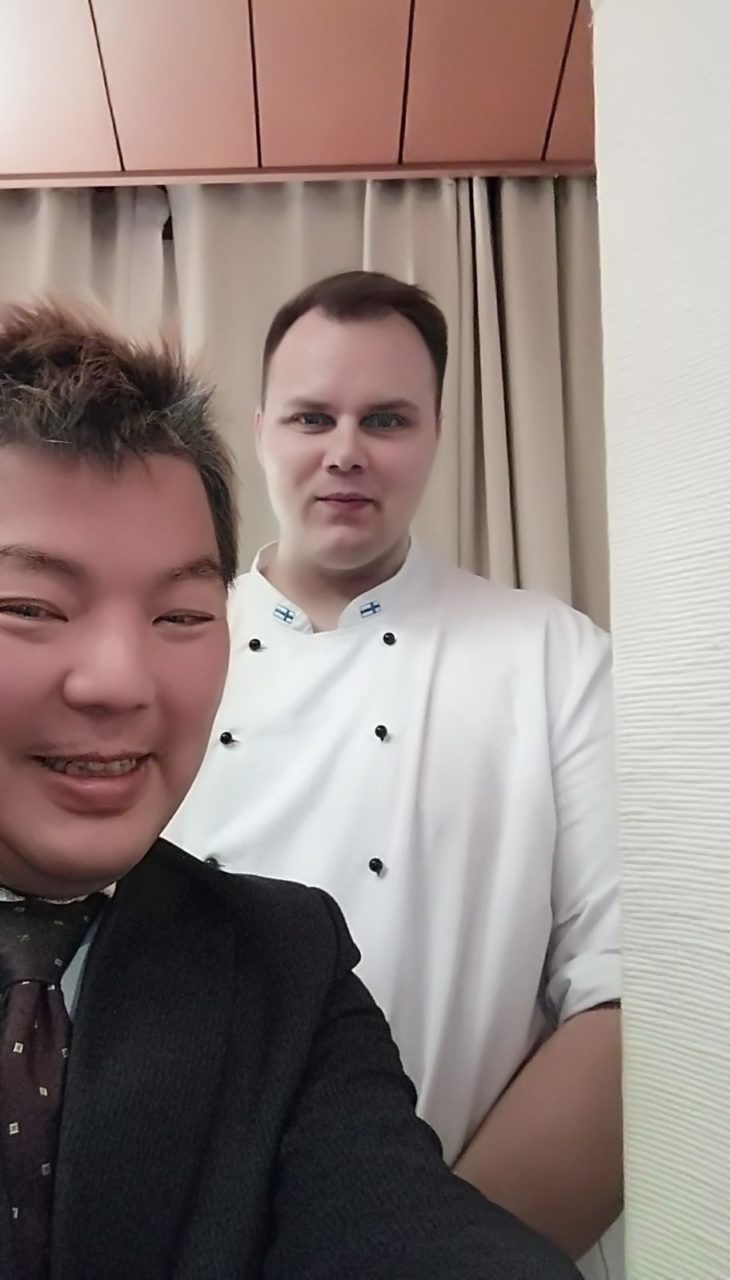 駐日フィンランド大使館の新任の料理長エミール・ライタラさんと榊原平の画像