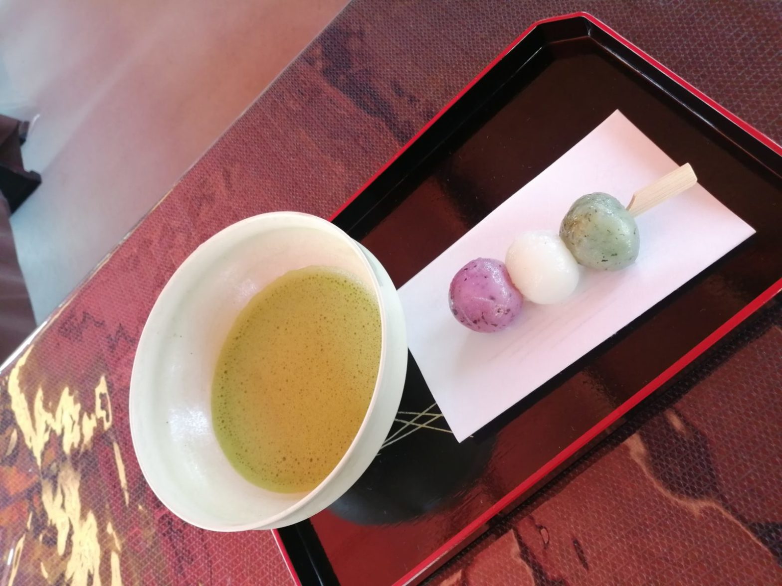 名古屋・白鳥庭園 観桜会 4月1日 山桜の席のお茶とお菓子の花見団子の画像