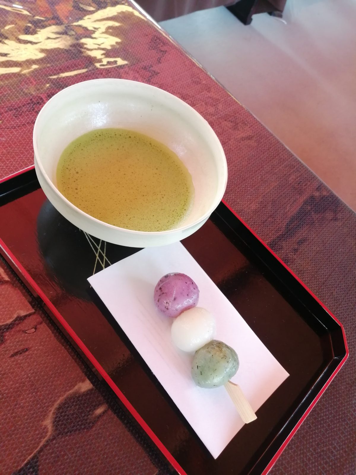 名古屋・白鳥庭園 観桜会 4月1日 山桜の席のお茶とお菓子の花見団子の画像