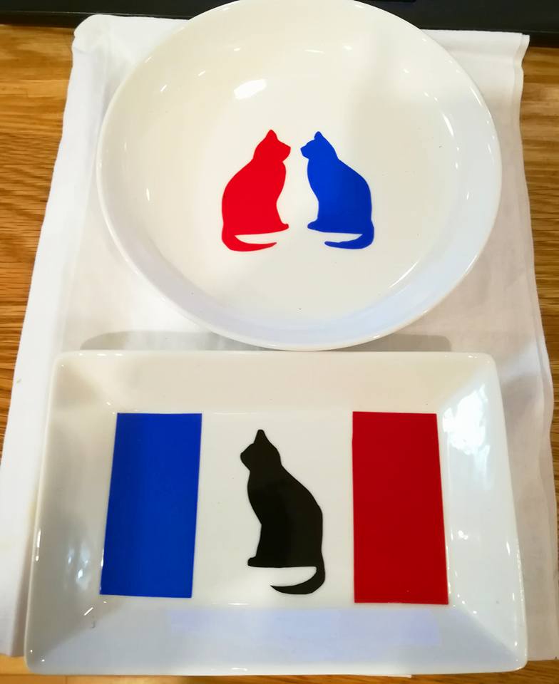 円頓寺パリ祭2017でのトリコロール色の猫のお皿の画像