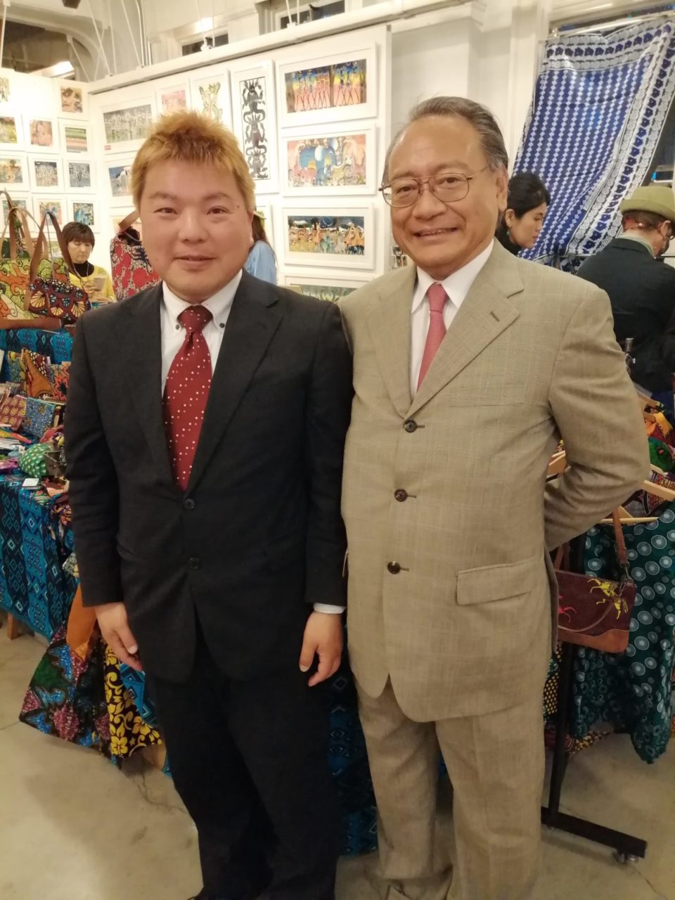 後藤真一 前駐日タンザニア大使と榊原平、横浜第14回 ティンガティンガ原画展での画像