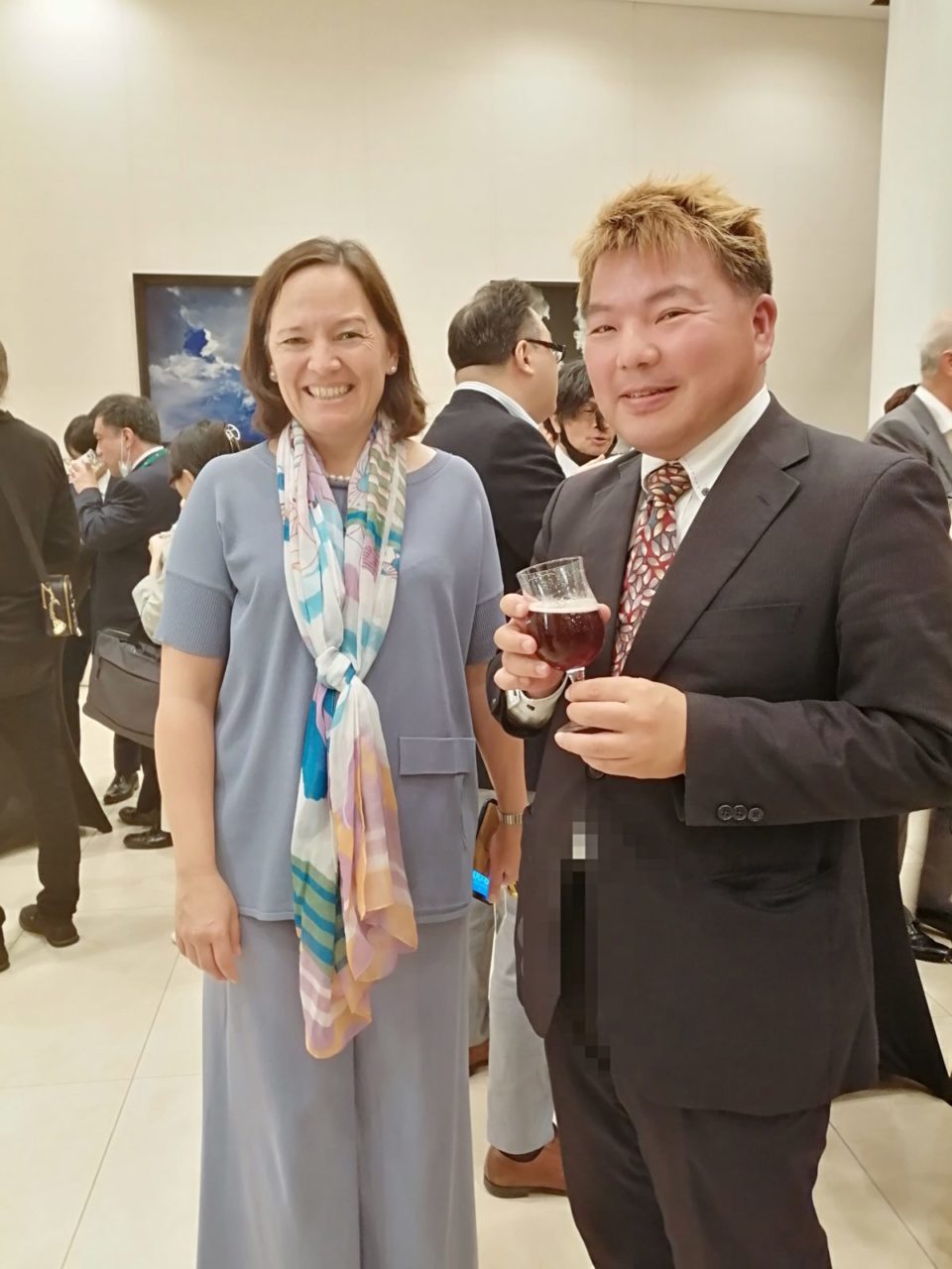 DXセミナーで学んだ日本とベルギーのデジタル分野の最新動向と協力の可能性でのロクサーヌ・ドゥ＝ビルデルリング駐日ベルギー大使と榊原平の写真