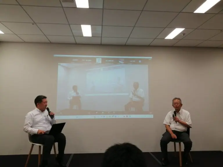 名古屋大学名誉教授の福和伸夫氏ともう一人の登壇者が、レジリ学園関西の会合でディスカッションしている様子。