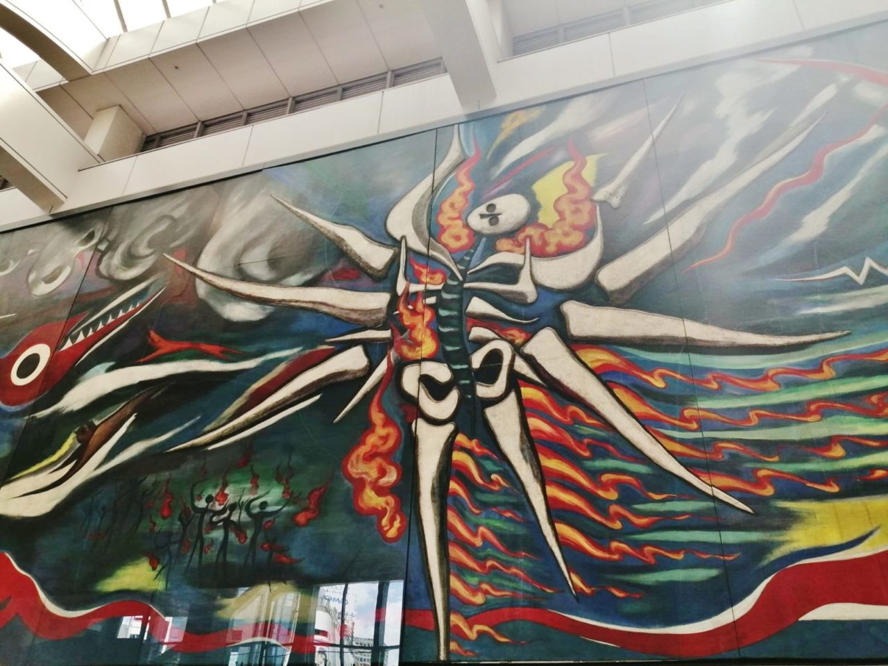 渋谷駅で見上げるべき岡本太郎の「明日への神話」の30メートルの壁画の画像