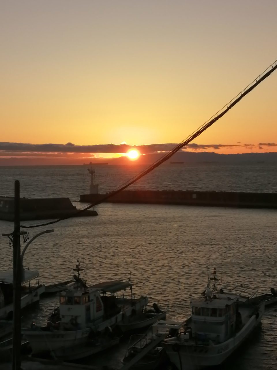 鬼崎漁港から眺める日の入りの画像