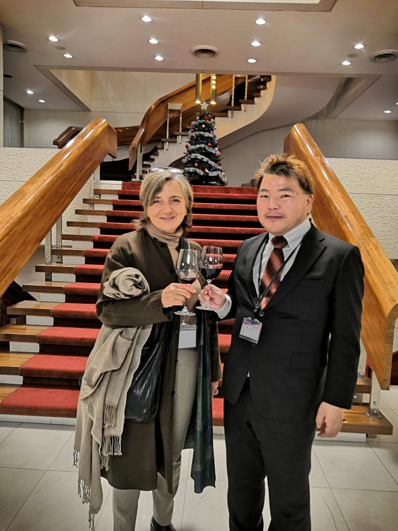 第16回ビジネス文化交流会でチェコセンター東京のエヴァ高嶺氏と榊原平が一緒に写真を撮っている様子