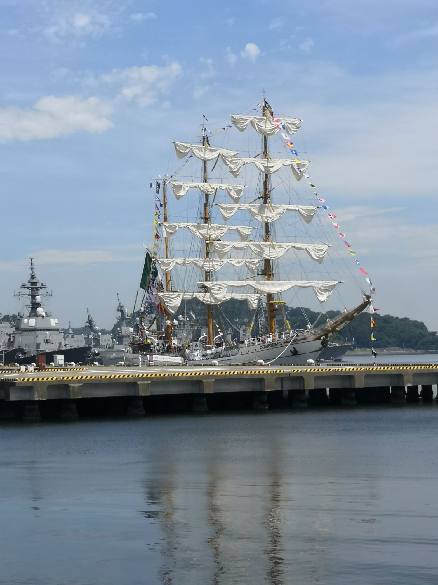 横須賀港に入港したメキシコの帆船クアウテモック号