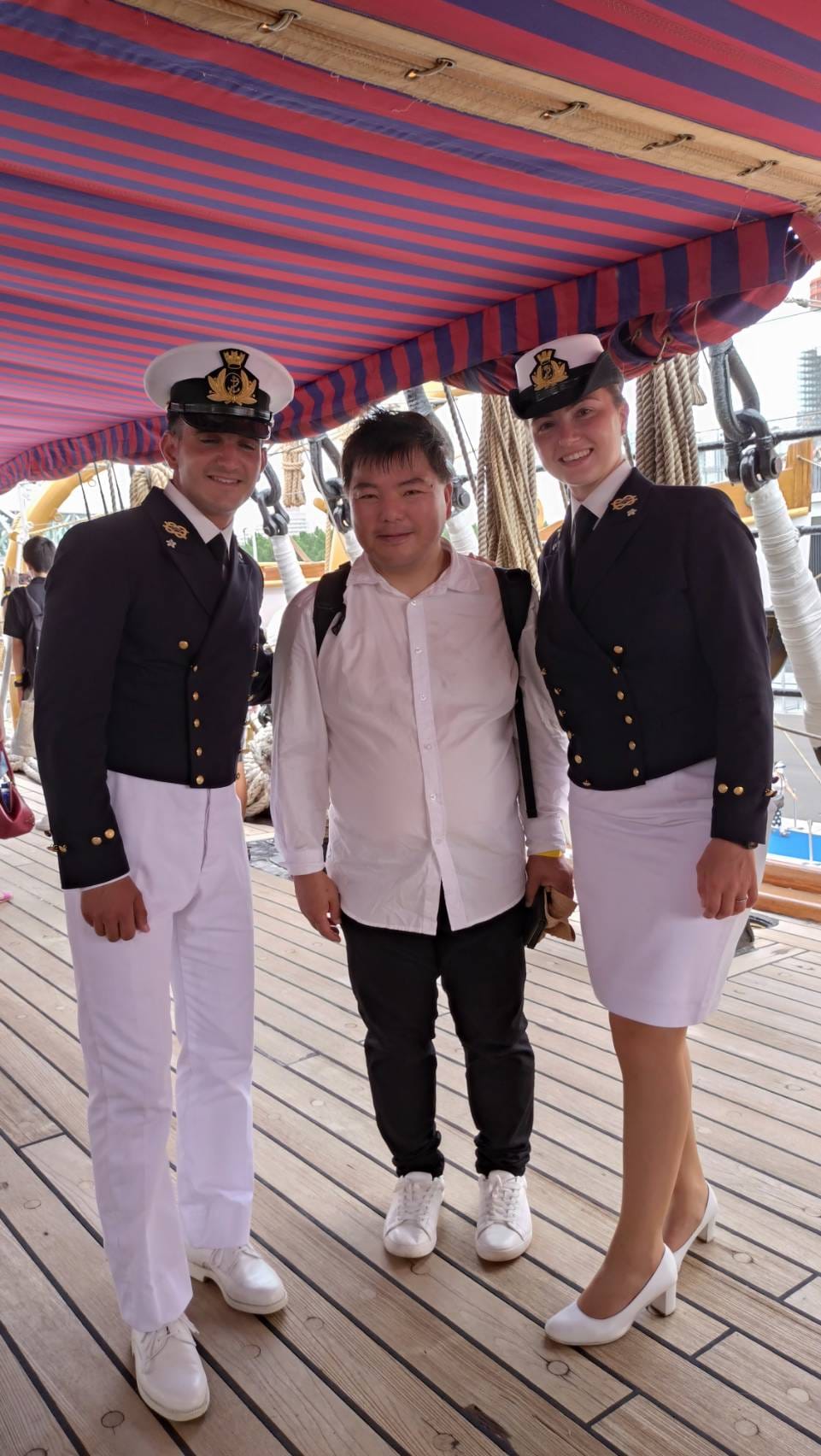 アメリゴ・ヴェスプッチの甲板にて、男女2名の乗組員と並ぶ榊原平。