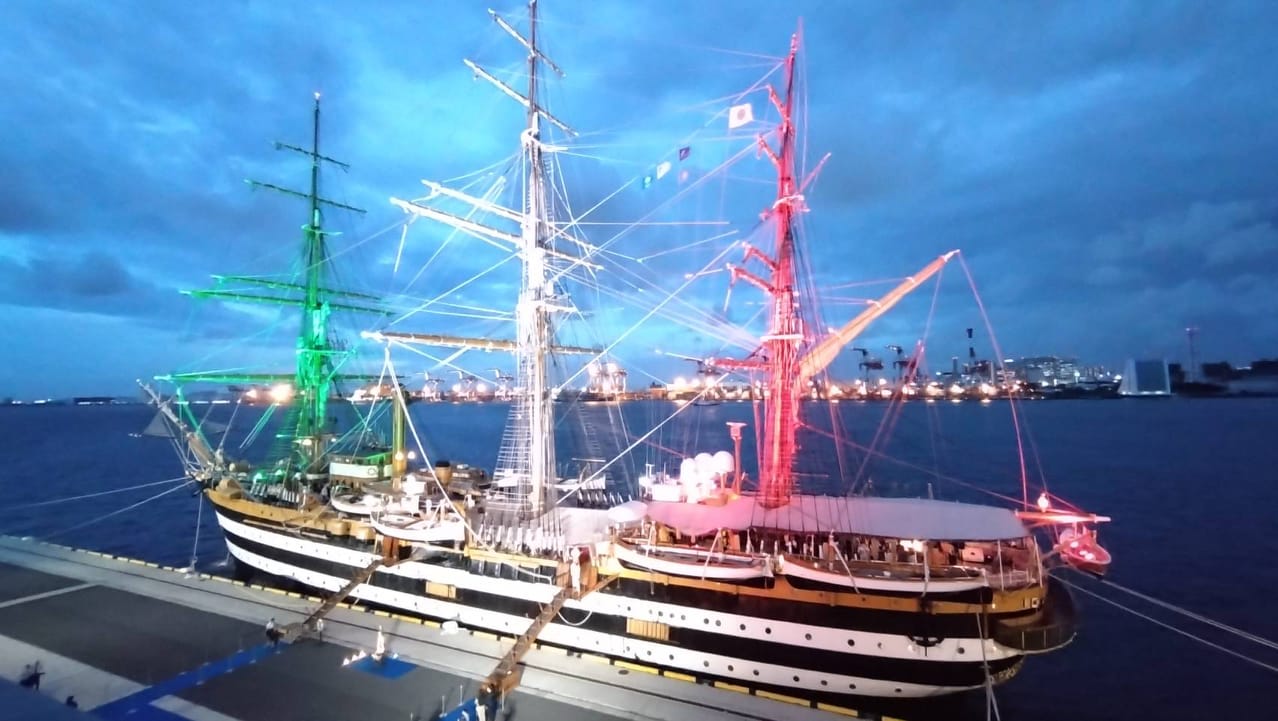夜間にライトアップされたイタリア海軍帆船アメリゴ・ヴェスプッチ。