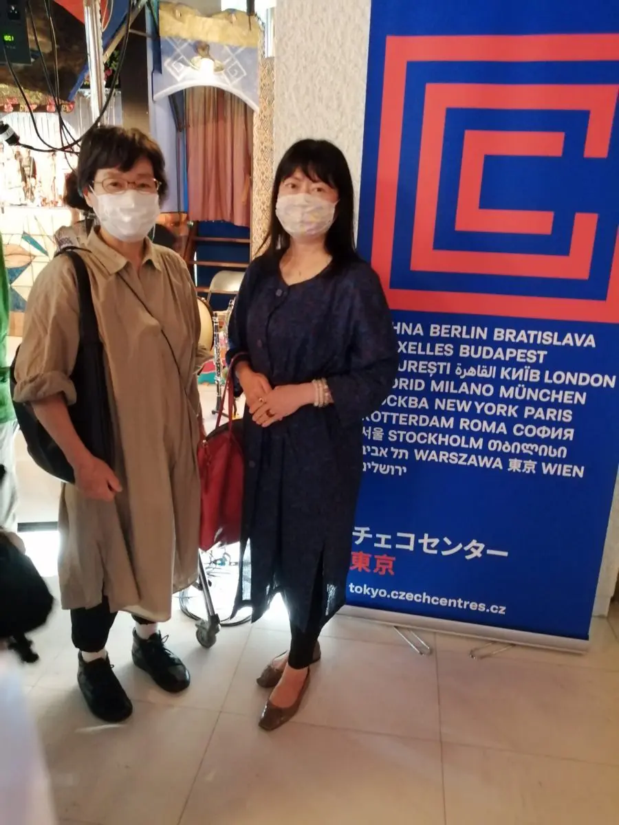 チェコセンター東京のバナー前で友人と立つ私と友人。