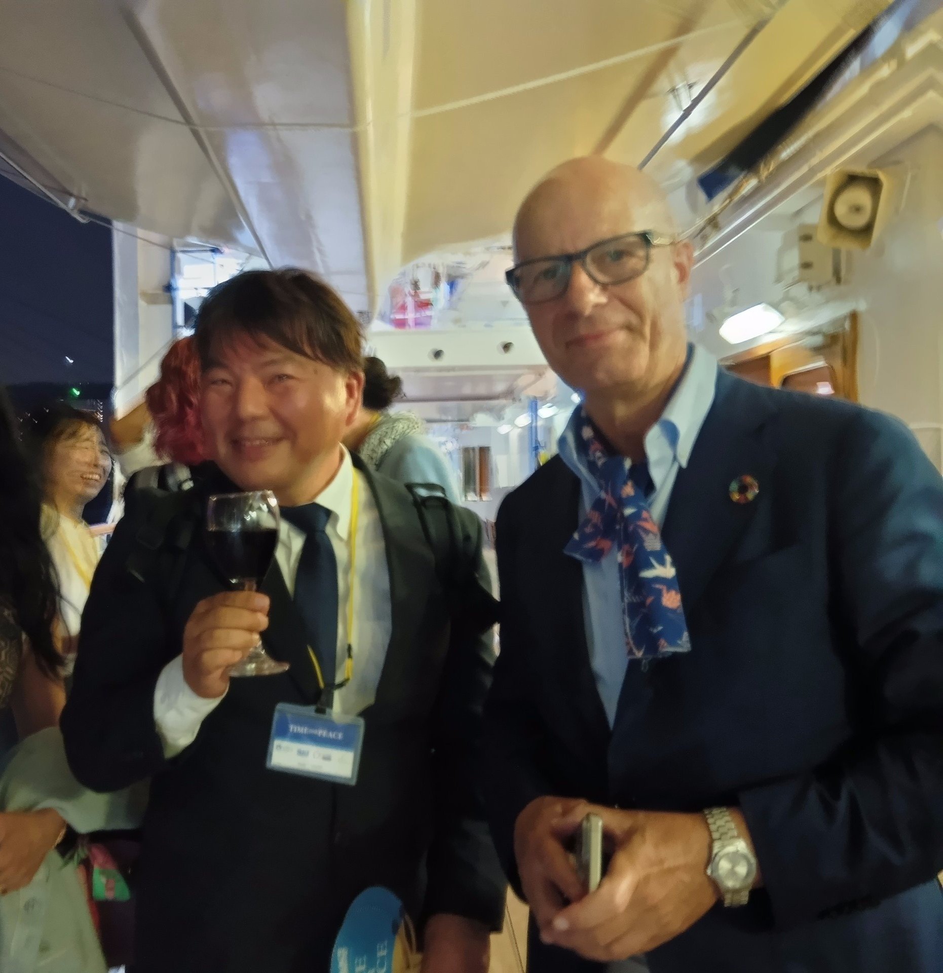 2025年TIME FOR PEACE 国連中満事務次長、万博イタリア館長と語り合った大阪港の夜 5 2025年大阪・関西万博イタリア館代表のアンドレア・マリン氏と並ぶ榊原平