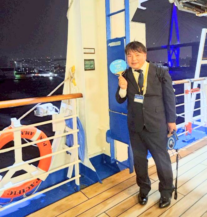 2025年TIME FOR PEACE 国連中満事務次長、万博イタリア館長と語り合った大阪港の夜 8 「TIME FOR PEACE」の扇子を持つ榊原平