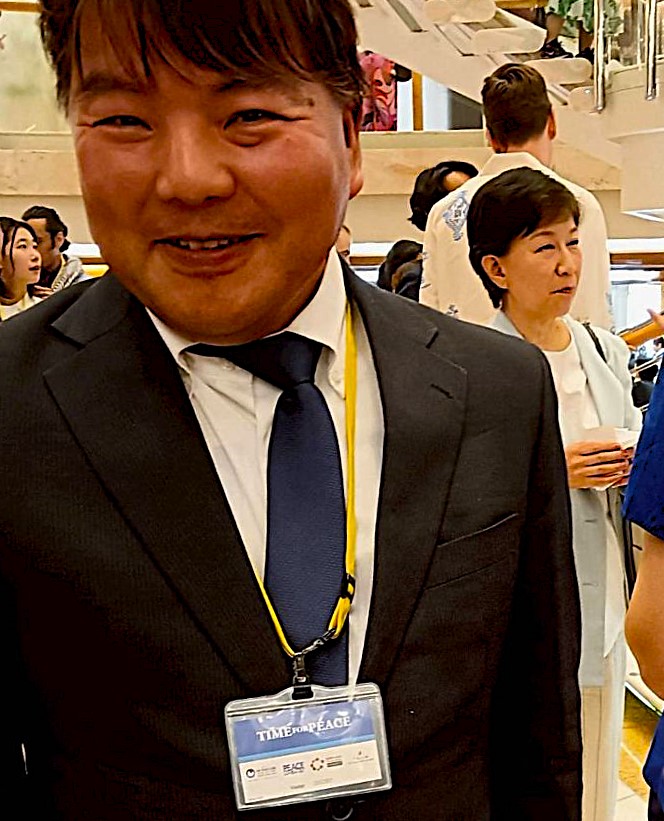 2025年TIME FOR PEACE 国連中満事務次長、万博イタリア館長と語り合った大阪港の夜 3 国連軍縮担当事務次長の中満泉さんと並ぶ榊原平