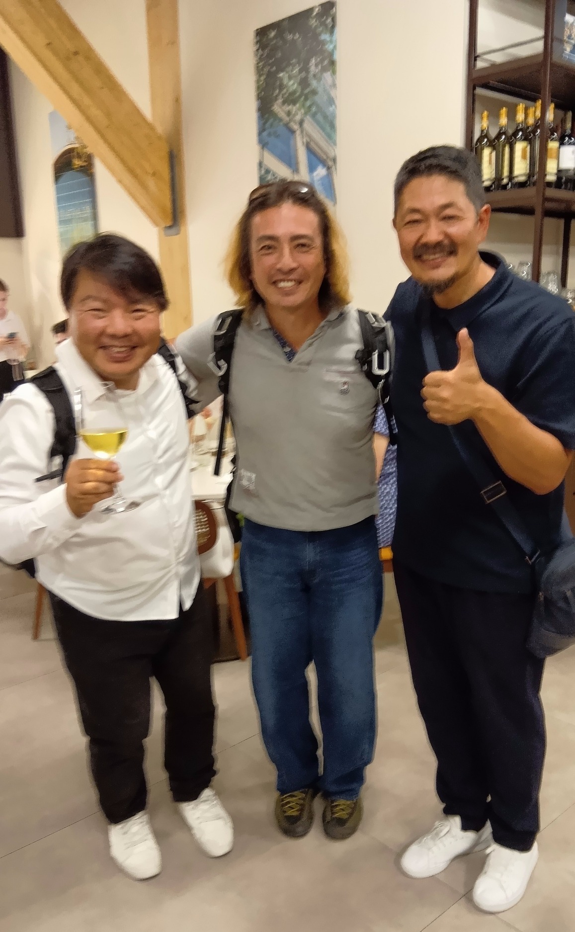 白いシャツを着た榊原平さんと、ひげを生やしたシェフ、ロレンツォ・ポーラ氏がポーズをとる写真。背景にはEatalyの棚が見える。