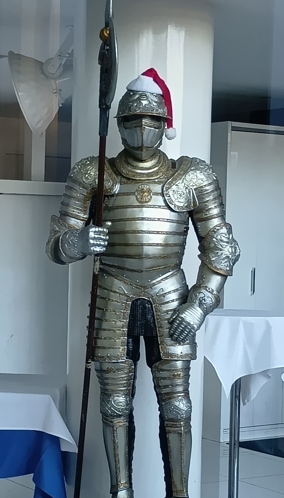 サンタ帽を被った西洋甲冑の展示