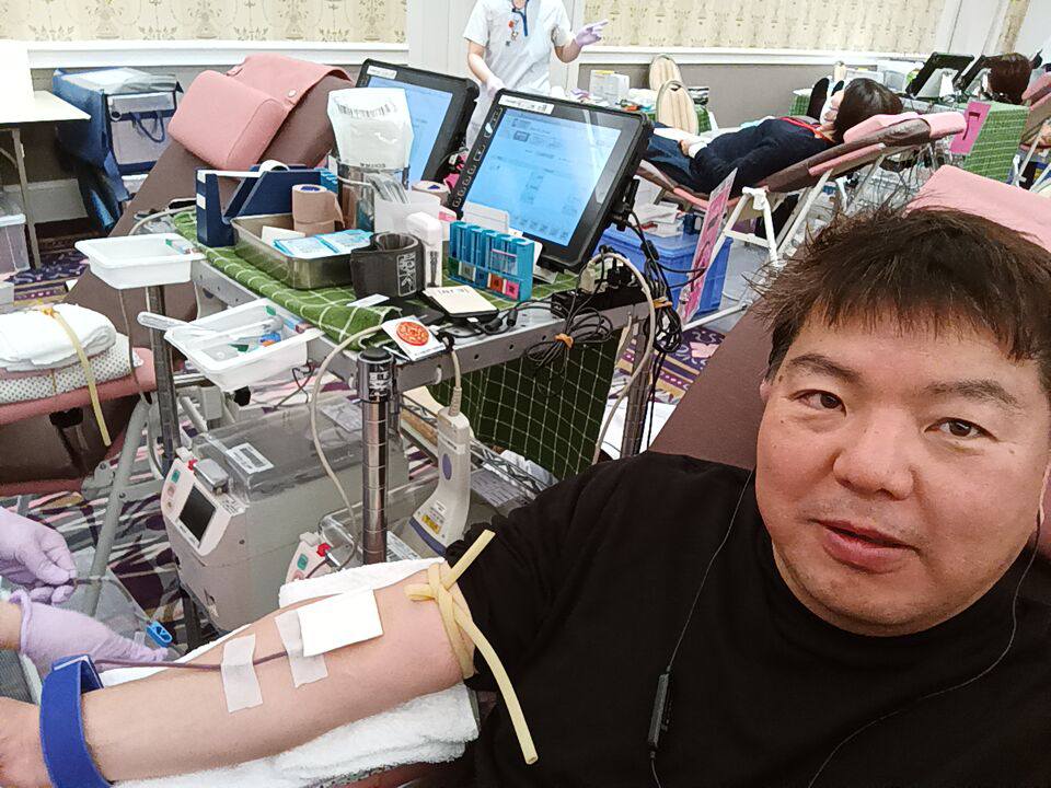 名古屋観光ホテルで生命のバトンを繋ぐ 3種の愛知産食材デザートプレートと地産地消の休日 2 名古屋観光ホテルの宴会場にて、榊󠄀原平(Taira Sakakibara)が生命のエネルギーを社会へ還元する儀式に参加している様子。