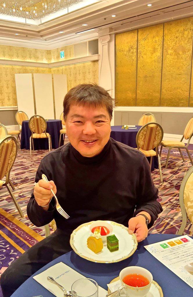 名古屋観光ホテルで生命のバトンを繋ぐ 3種の愛知産食材デザートプレートと地産地消の休日 4 名古屋観光ホテルの会場にて、地産地消のデザートプレートを前に笑顔を見せる榊󠄀原平。