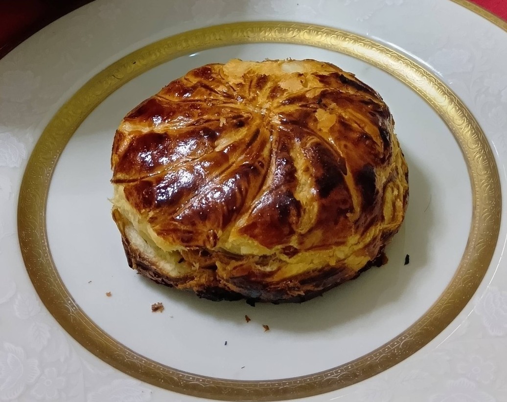 2026年 エピファニー。マロングラッセとはちみつで焼き上げる、自分だけのガレット・デ・ロワ 8 2026年エピファニーのために焼き上げた、自作のガレット・デ・ロワ。表面にはフォークで描いた力強い太陽の模様(レイエ)が浮かび上がり、美しい黄金色に仕上がっている。