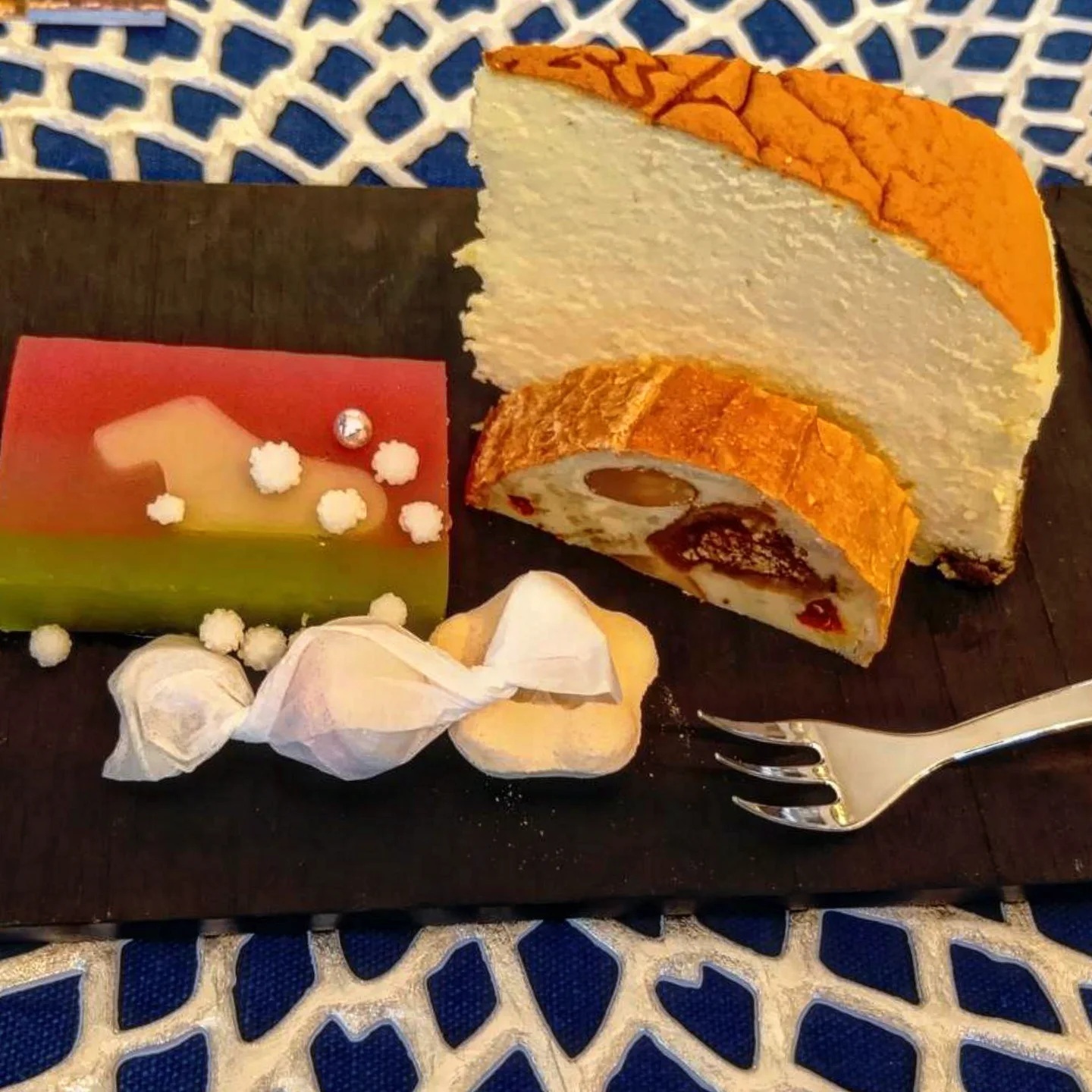 ソプラノ辰巳真理恵さんと過ごす「冬の調べ」 10の至福の時間 4 干支をあしらった和菓子とチーズケーキの一皿