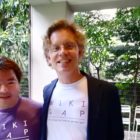 男が二人立っている。榊原平とペールエリック・ヘーグべリ大使 WikiGap Tokyo　スウェーデン大使館