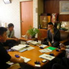 長野県小布施町 視察2006リポート 市村良三町長と町長室で
