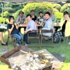 男と女二人がバーベキューをして食べています。榊原平 野村豊美 はすいけゆみこ